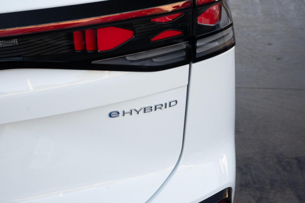 2026 Volkswagen Tayron R4 200TSI eHybrid R-Line SUV image 23