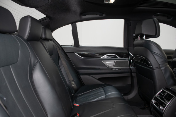 2020 BMW 7 Series 30d Sedan image 3