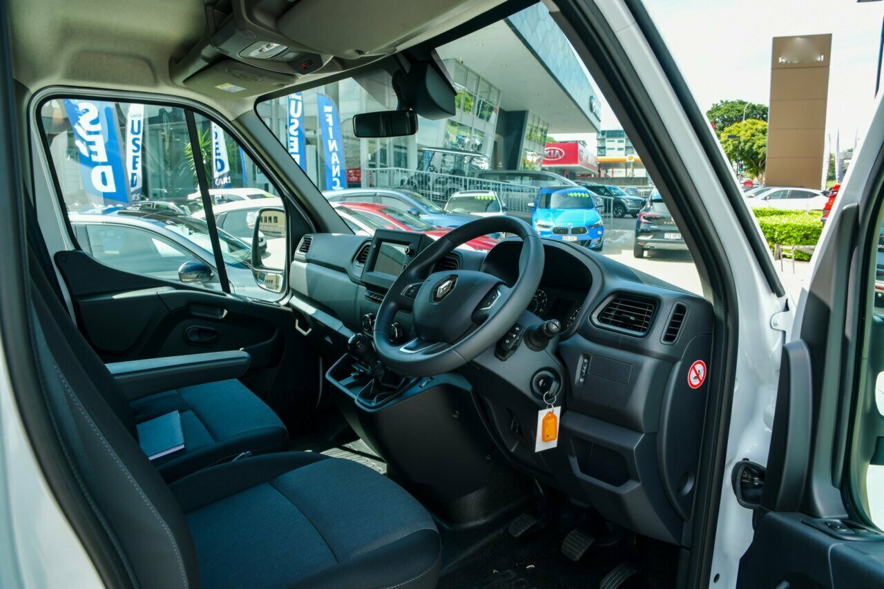2022 Renault Master X62 ELWB Pro Van Image 9