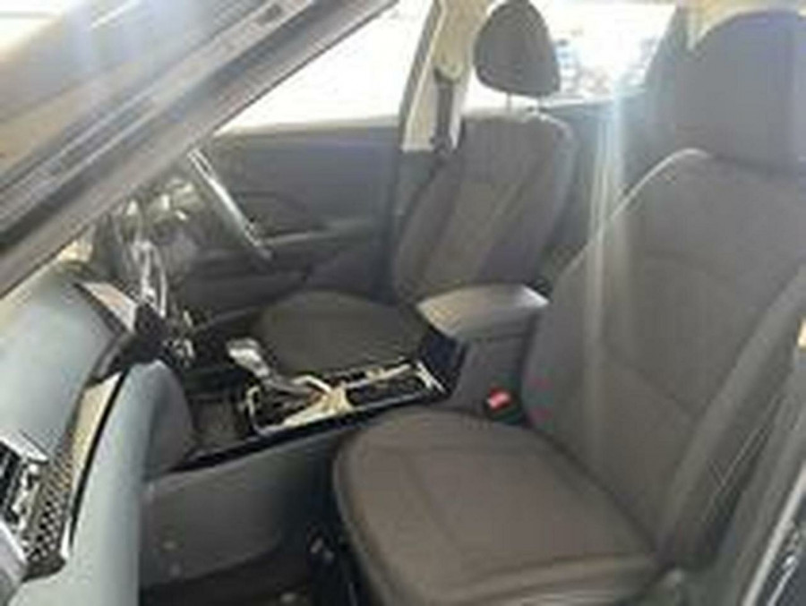 2025 Mahindra XUV3X0  AX5L SUV Image 28