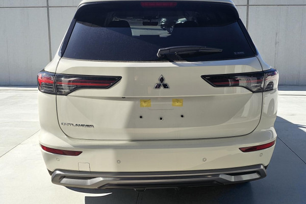 2025 Mitsubishi Outlander ZM LS SUV Image 3
