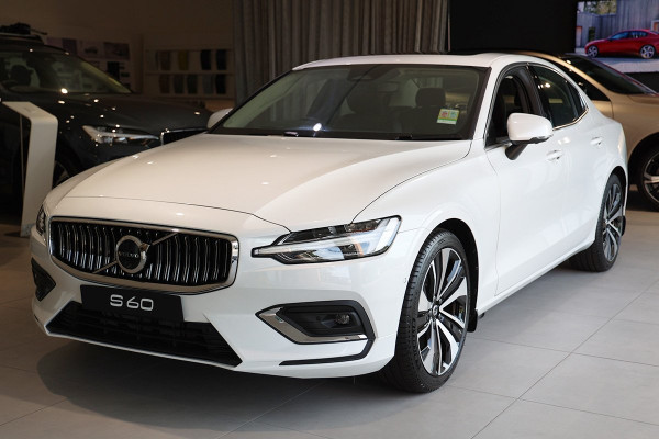 2024 Volvo S60  Ultimate B5 Bright Sedan Image 3