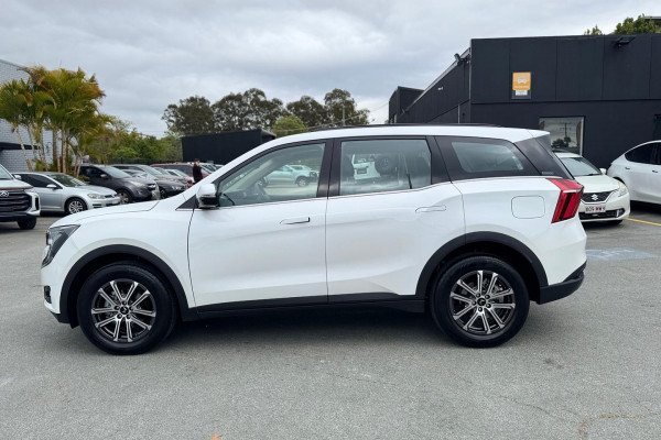 2025 Mahindra XUV700  AX7L SUV Image 11