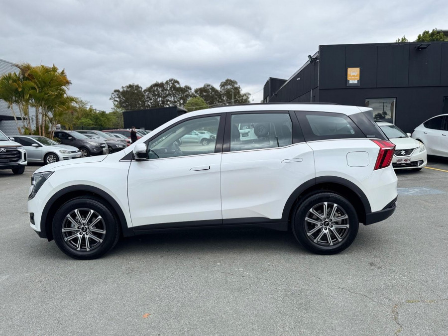 2025 Mahindra XUV700  AX7L SUV Image 11