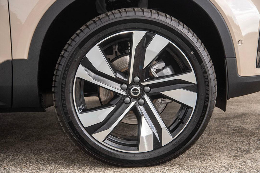 2024 MY25 Volvo XC40  Ultra B4 Dark SUV Image 21
