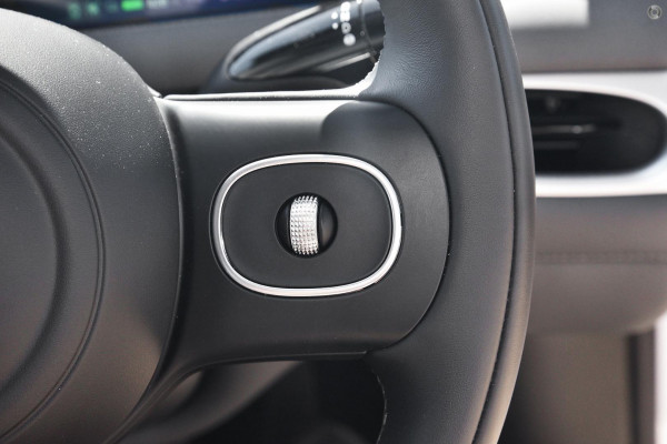2025 MG IM5 P12L Performance Hatch Image 14