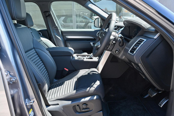 2025 Land Rover Discovery Series 5 P360 Dynamic SE SUV image 7