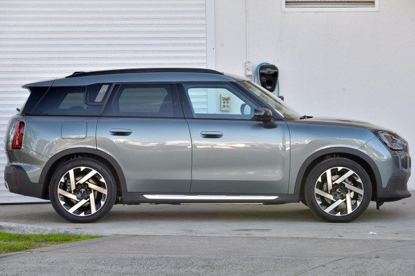 2026 MINI Countryman U25 E Favoured SUV image 3