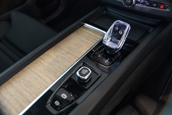 2026 Volvo XC60 UZ Plus T8 Plug-in Hybrid Dark SUV Image 10