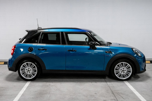 2021 MINI Cooper F55 LCI S Classic Hatch image 3