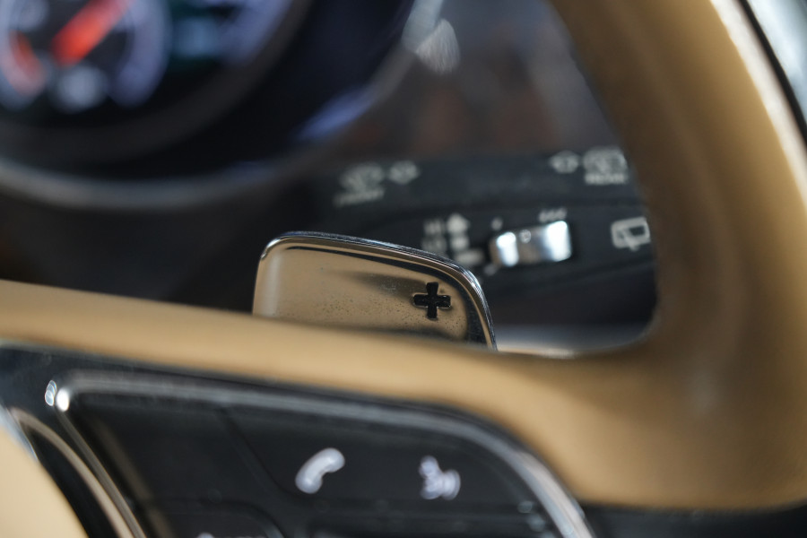 2016 Bentley Bentayga SUV Image 23