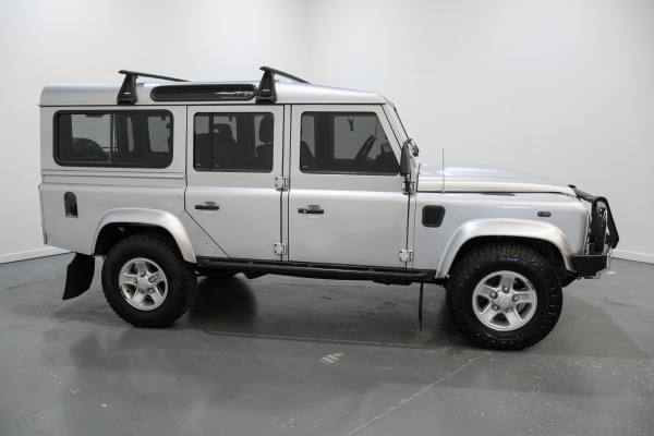2013 Land Rover Defender 110 (4x4) SUV image 6
