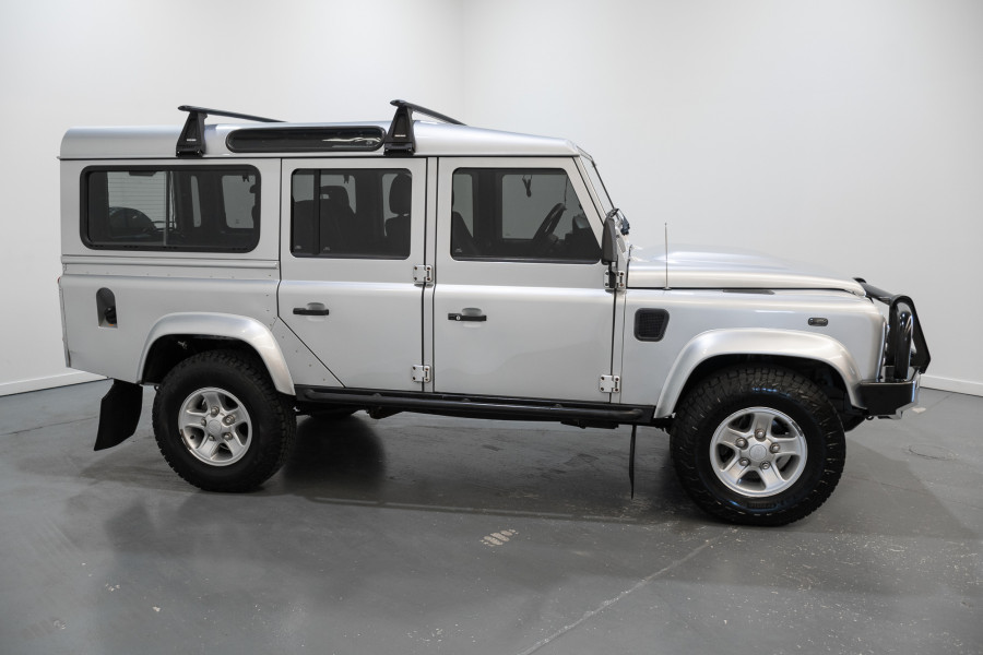 2013 Land Rover Defender 110 (4x4) SUV Image 6