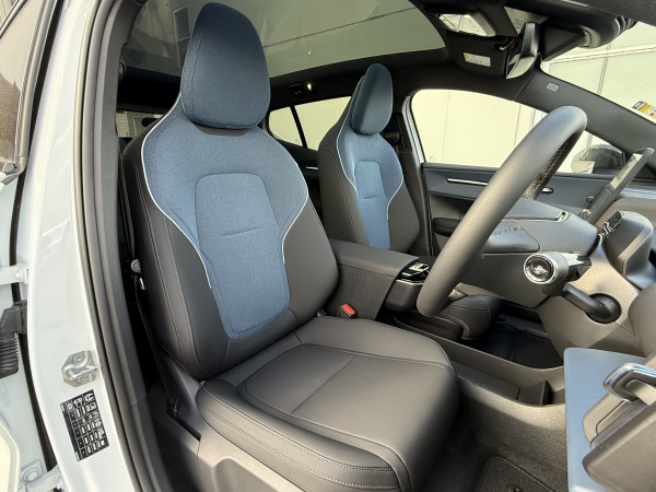 2026 Volvo EX30  Single Motor Extended Range Ultra SUV image 9