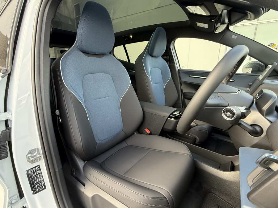 2026 Volvo EX30  Single Motor Extended Range Ultra SUV Image 9
