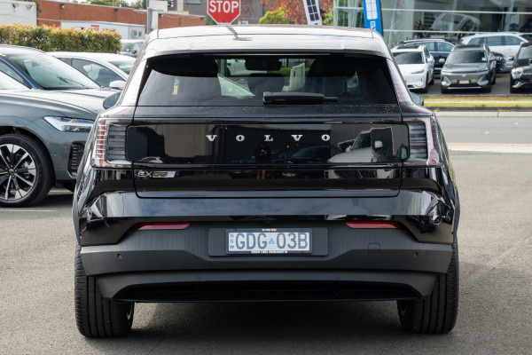 2026 Volvo EX30  Single Motor Extended Range Ultra SUV image 5
