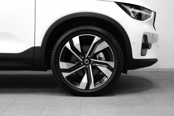 2025 Volvo XC40 XZ Ultra B4 Dark SUV Image 4