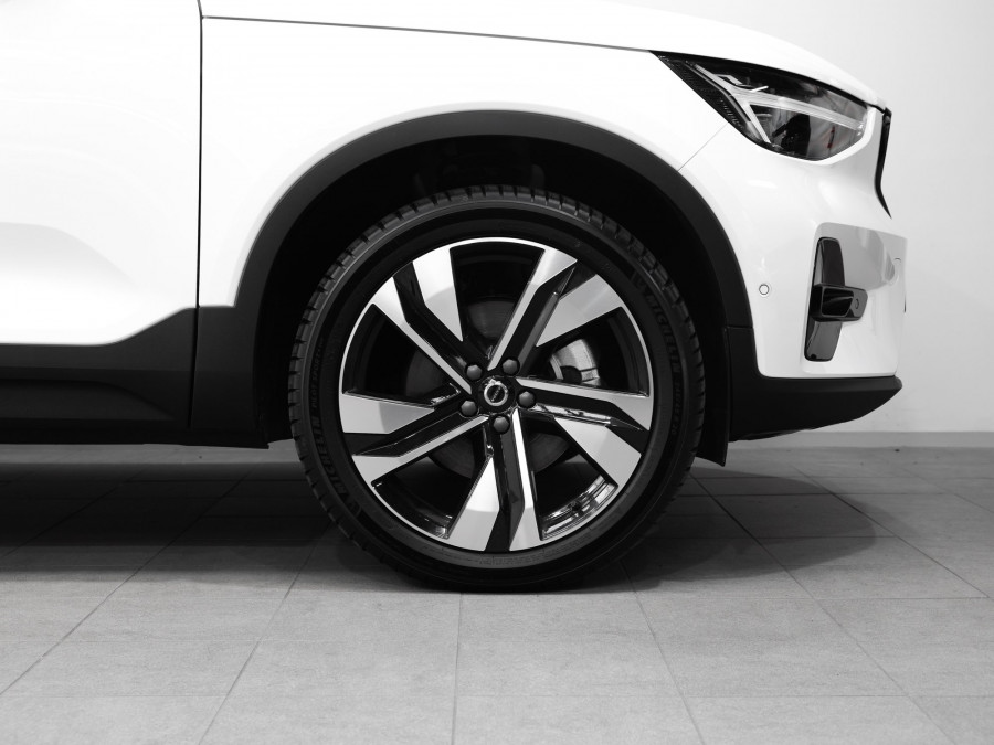 2025 Volvo XC40 XZ Ultra B4 Dark SUV Image 4