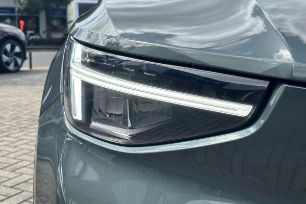 2026 Volvo XC40 XZ Ultra B4 Bright SUV Image 14