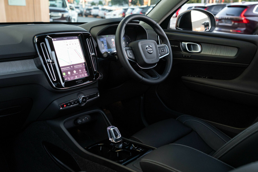 2025 MY26 Volvo XC40 XZ Ultra B4 Bright SUV Image 3