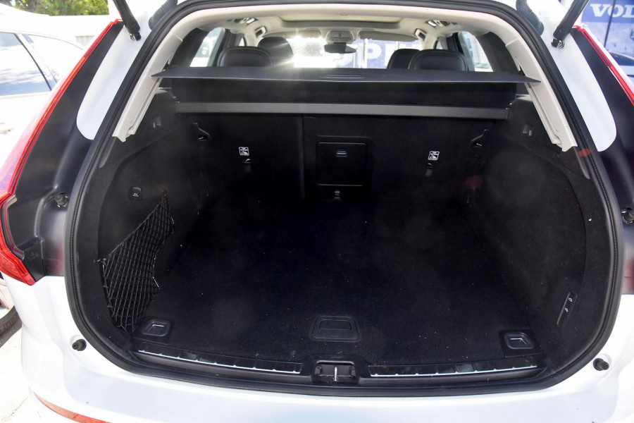 2023 Volvo XC60  Ultimate B5 Bright SUV Image 6