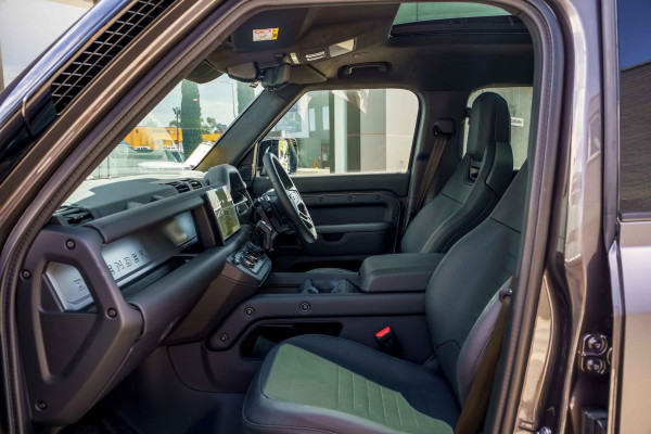 2025 MY25.5 Land Rover Defender L663 110 P635 OCTA SUV image 8