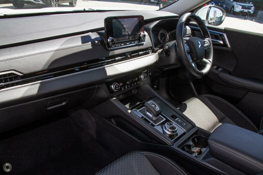 2024 Mitsubishi Outlander ZM ES SUV Image 13