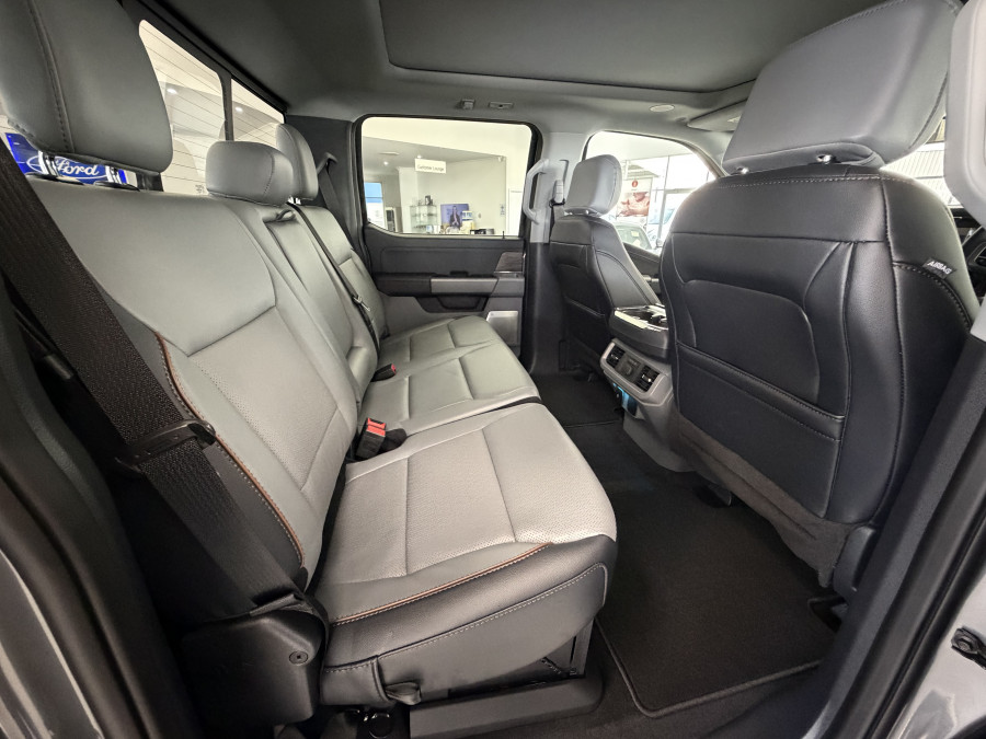 2024 Ford F-150  Lariat Dual Cab Image 17