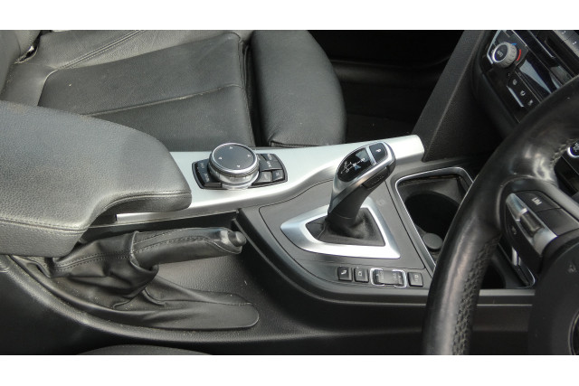 2016 BMW 330i F30 LCI LUXURY LINE Sedan Image 13