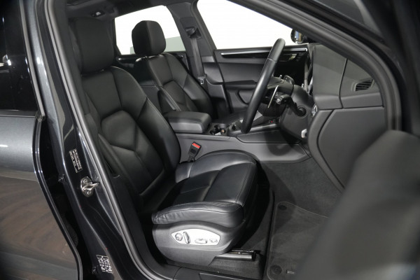 2022 Porsche Macan SUV Image 25