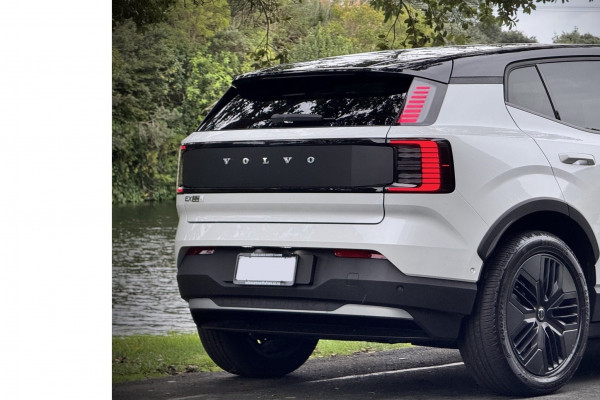 2026 Volvo EX30 Cross Country  Ultra Twin Motor Performance SUV Image 11