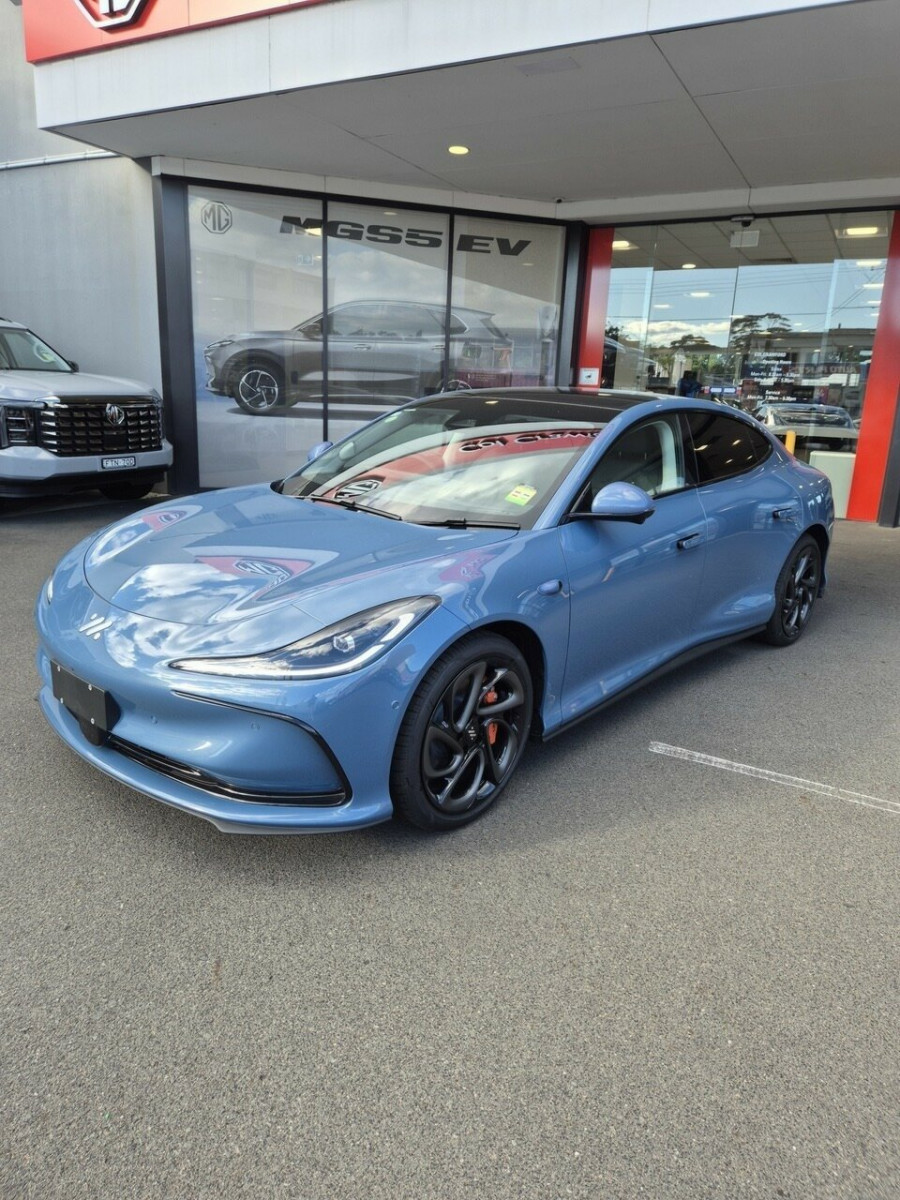 2026 MG IM5 P12L Platinum Hatch Image 1