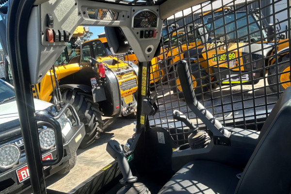 2025 JCB WHL SKID STEER LDR Wheeled Skidsteer Loader Image 8