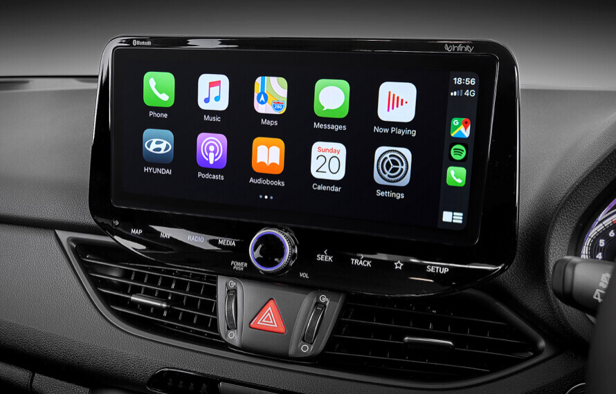 i30 Hatch Multimedia touchscreen with Apple CarPlay<sup>[P1] </sup> & Android Auto<sup>[P2]</sup>.
