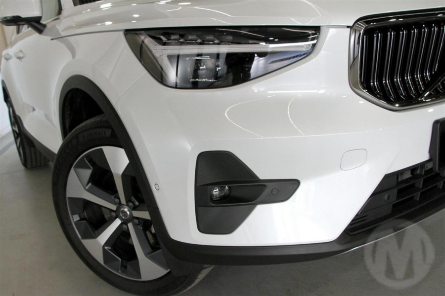 2026 Volvo XC40 XZ Ultra B4 Bright SUV Image 3