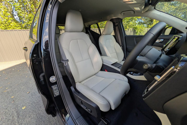 2025 MY26 Volvo XC40 XZ Plus B4 SUV Image 15