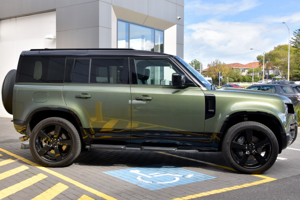 2026 Land Rover Defender L663 110 P425 X-Dynamic SE SUV image 3