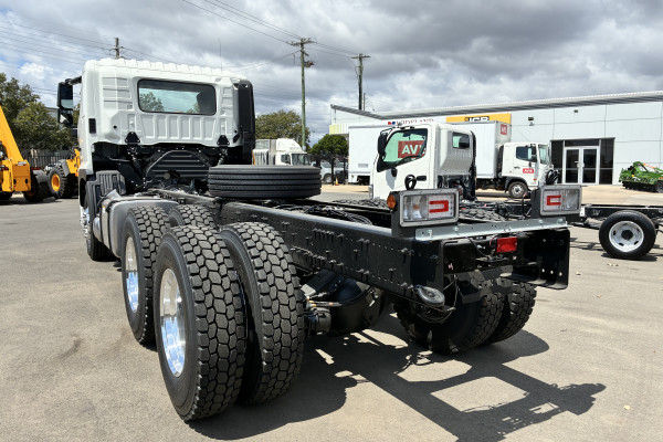 2026 Hino 700 FS 2632 AT LEAF 4575 FS Cab Chassis Image 6