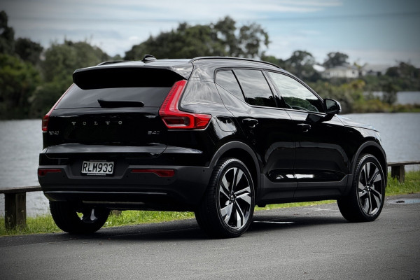 2025 Volvo XC40 XZ Ultra B4 Dark SUV Image 9