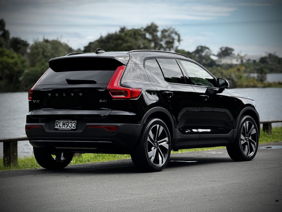 2025 Volvo XC40 XZ Ultra B4 Dark SUV Image 9