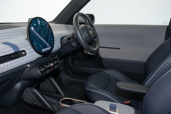 2024 MINI Cooper J01 SE Favoured Hatch image 7