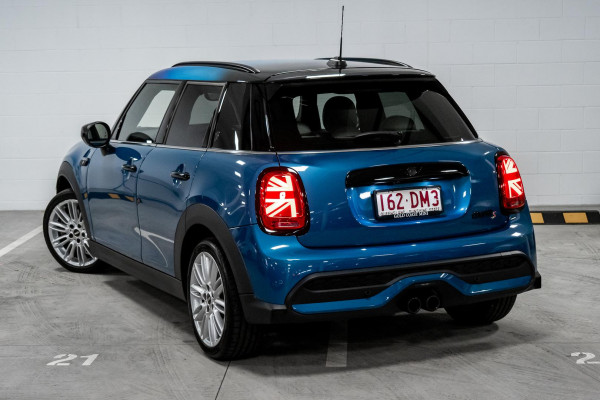 2021 MINI Cooper F55 LCI S Classic Hatch image 2