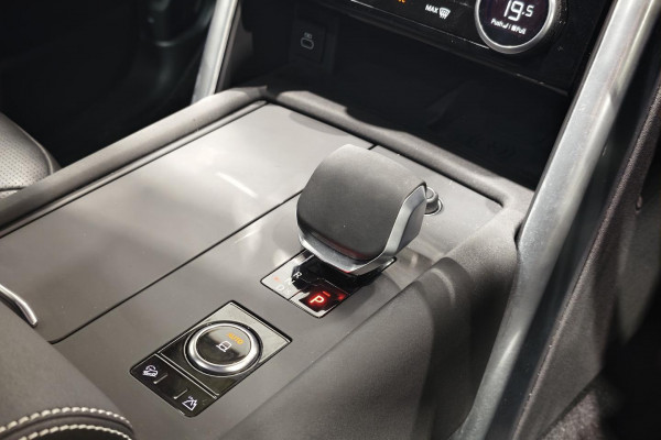 2025 Land Rover Discovery Series 5 D350 Dynamic SE SUV Image 31