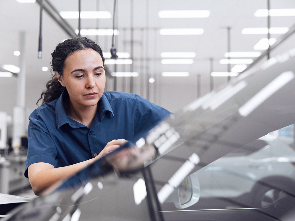 Volvo service woman working in the volvo service garage