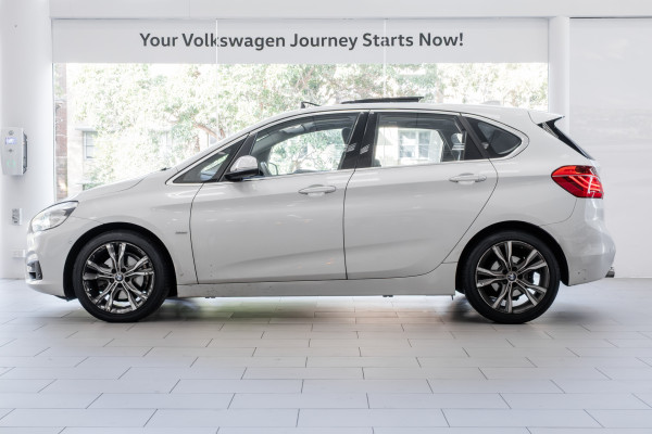 2015 BMW 2 Series 220i Sport Line Hatch Image 3