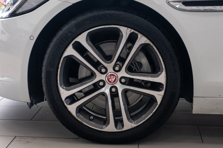 2015 MY16 Jaguar XE X760 Prestige Saloon Image 21