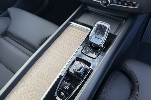 2025 MY26 Volvo XC60 UZ Plus T8 Plug-in Hybrid Dark SUV Image 21