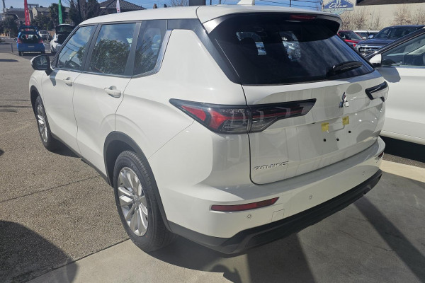 2026 Mitsubishi Outlander ZM ES SUV Image 5