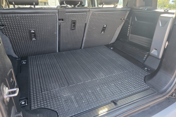 2020 MY21 Land Rover Defender L663 110 D300 SE SUV Image 9