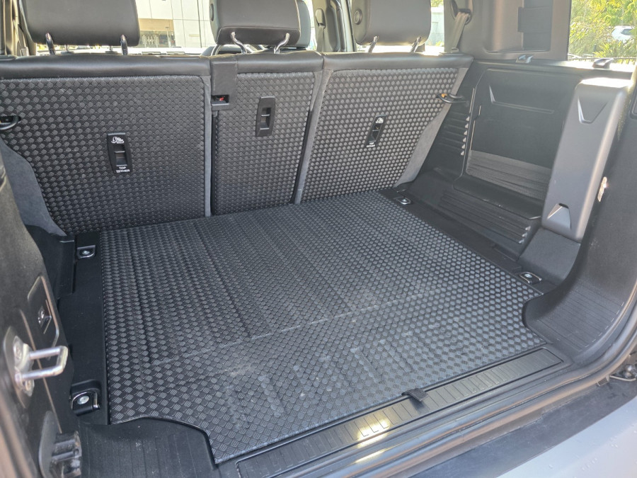 2020 MY21 Land Rover Defender L663 110 D300 SE SUV Image 9
